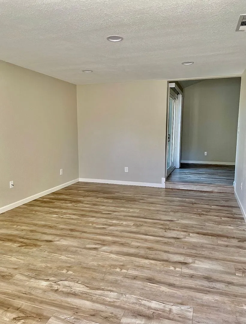 Building Photo - 9849 Lincoln Village Dr