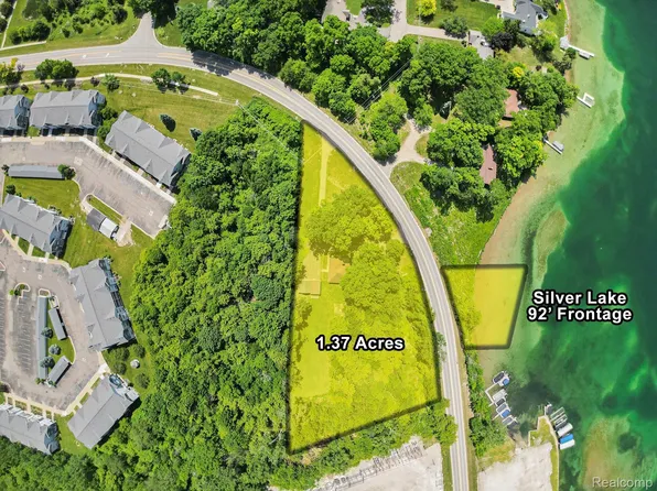 3382 W Silver Lake Rd, Fenton, MI 48430