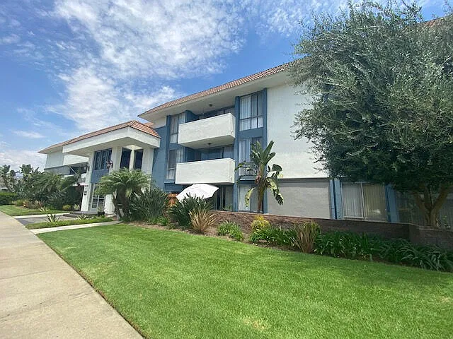Covina Grand — Photo 22