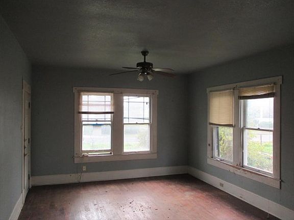 2nd image of 127 E Hermitage Ct
