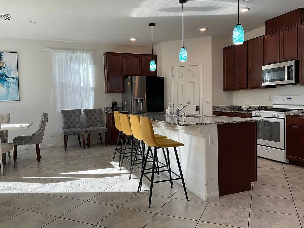 5 bed, 3.0 bath, 2466 sqft, $2,600 — Photo 3