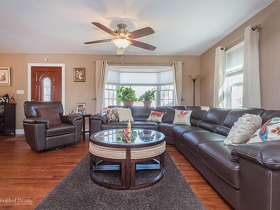 3rd image of 975 Oaks Dr