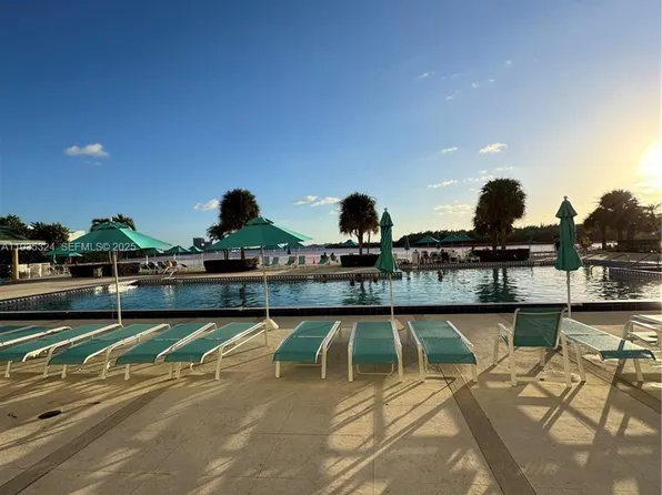 300 Bayview Dr APT 509, Sunny Isles Beach, FL 33160