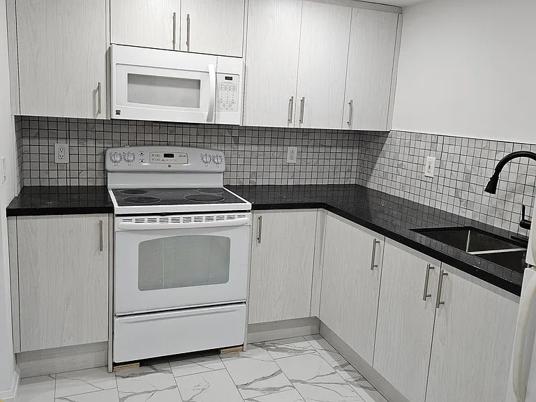 90 Longford Dr #LOWER — Photo 3