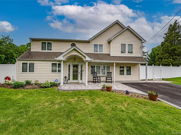 4 Country Greens Drive, Holtsville, NY 11742