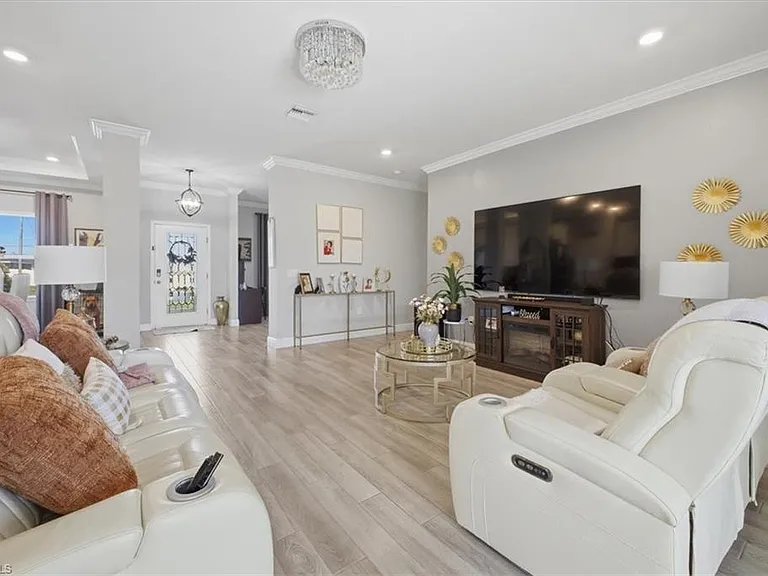 1025 NW 7th Pl — Photo 7