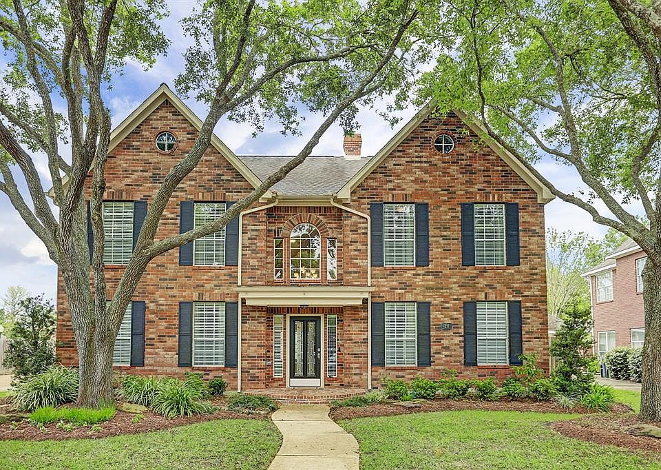 Welcome to 28 Bradford Circle located in the highly desirable subdivision of Commonwealth Park.
