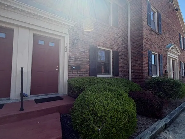 102 Hampton Dr — Photo 1