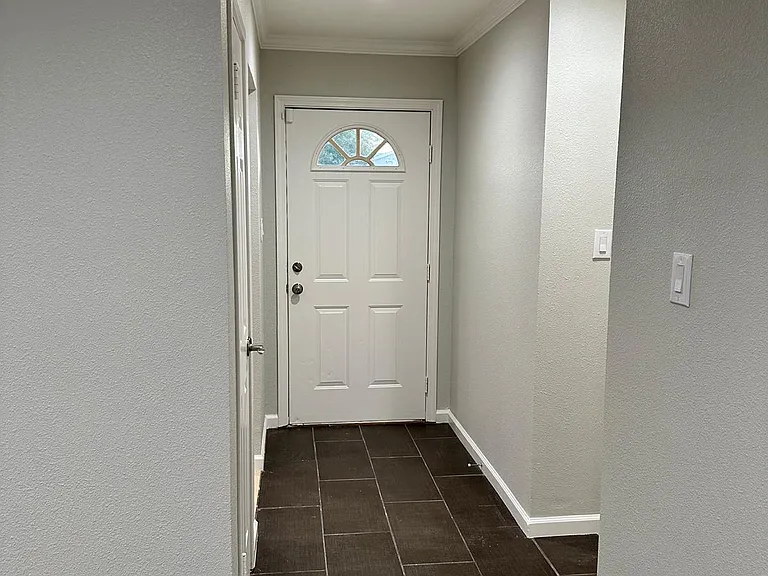 7033 Linwood Way — Photo 2