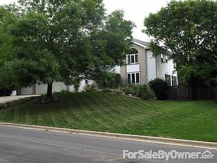 Front Lawn : Quiet, well-maintained neighborhhod with very little traffic!