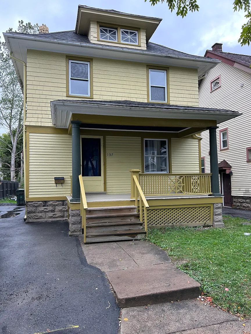 137 Dove St photo 1