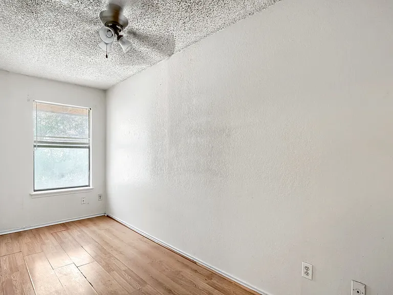 105 Avenue G #B — Photo 8