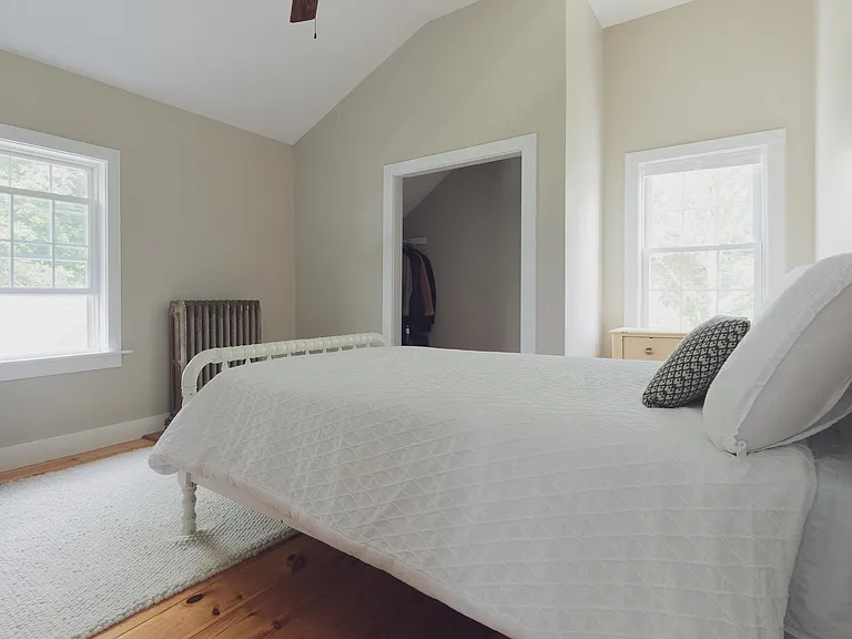 913 Sawyer St — Photo 17