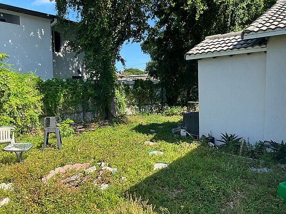 3rd image of 418 NW 48th St #2