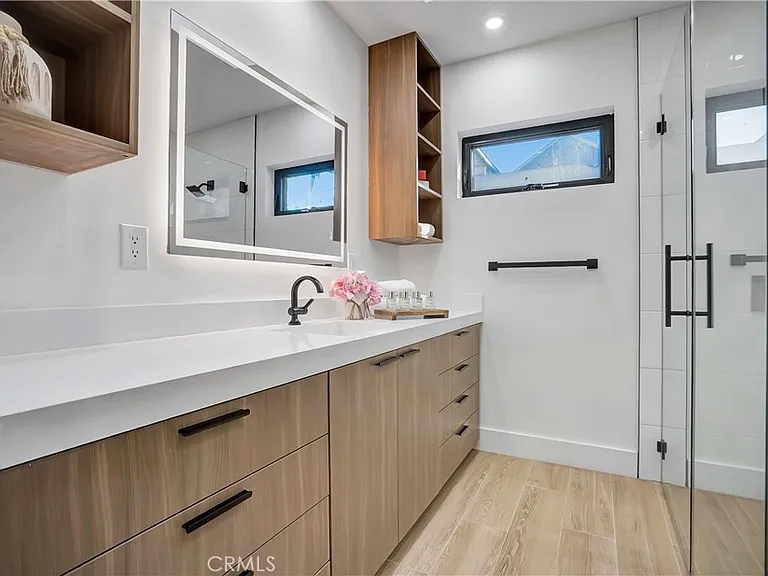 1145 S Longwood Ave — Photo 49