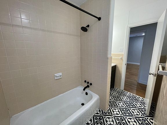 Full bathroom (view 3).