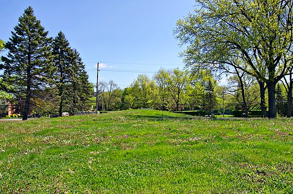 2nd image of 6480 Clarendon Hills Rd