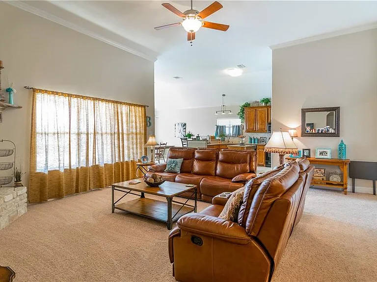 225 Glenview Dr — Photo 3
