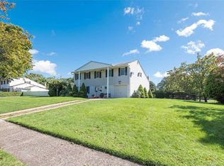 9 Wesleyan Ct, Smithtown, NY 11787