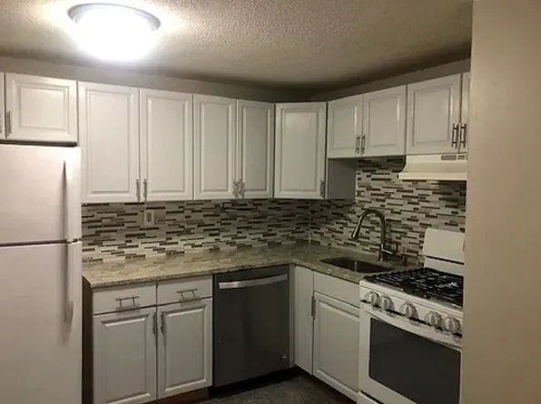 215 Mammoth Rd #2B, Lowell, MA 01854