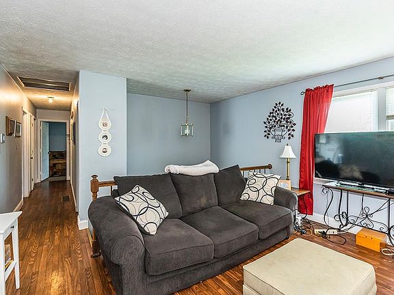 3rd image of 104 Bolton Ave