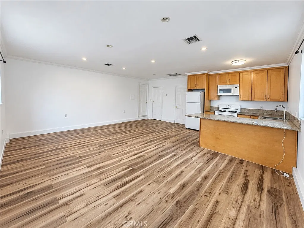 1 bed, 600 sqft, $2,100 — Photo 2