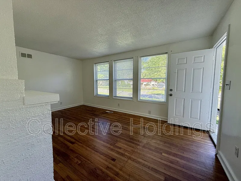 3 bed, 1.0 bath, 844 sqft, $995 — Photo 3