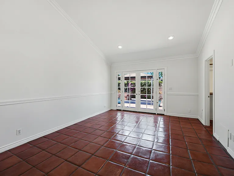 1090 Elfstone Ct — Photo 22