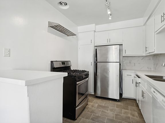 2nd image of 10584 Santa Monica Blvd APT 209