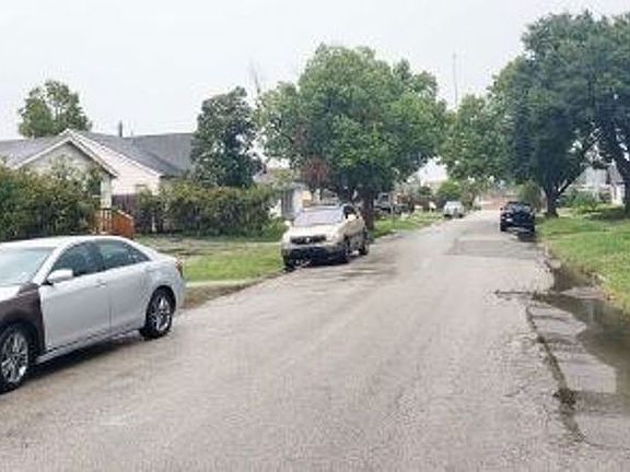 Exterior Neighborhood (street photo)