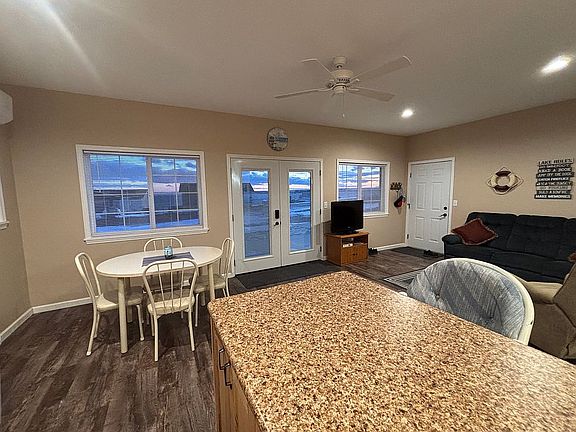 4th image of 3558 Lakeshore Rd