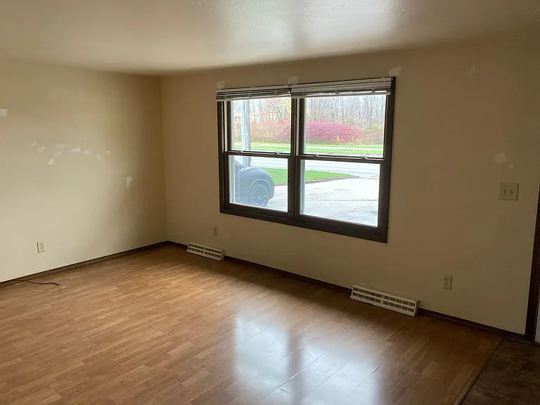 2747-2749 Packerland Dr — Photo 5