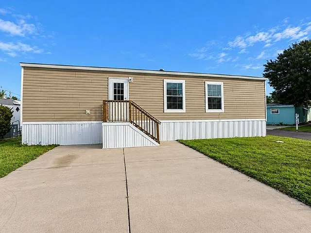 2 bed, 768 sqft, $1,750 — Photo 1