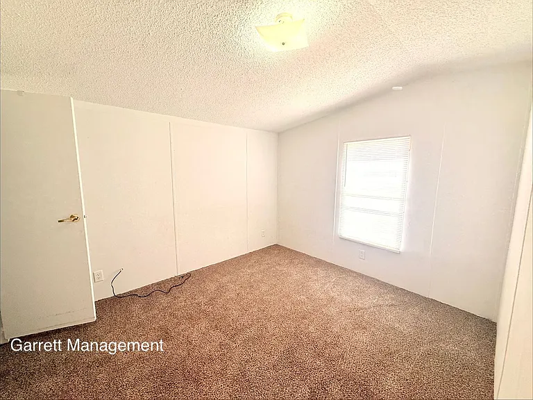 921 Seneca Dr — Photo 14