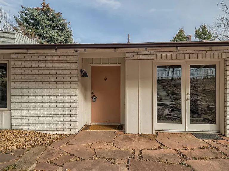 1045 Gilbert St — Photo 24