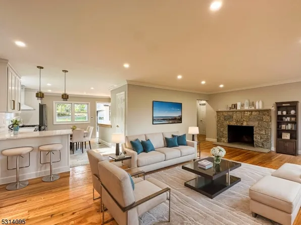 16 Unneberg Ave, Roxbury Twp., NJ 07876