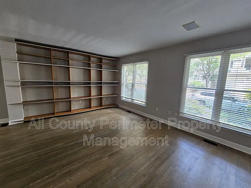 4 bed, 2.5 bath, 2395 sqft, $3,495 — Photo 3