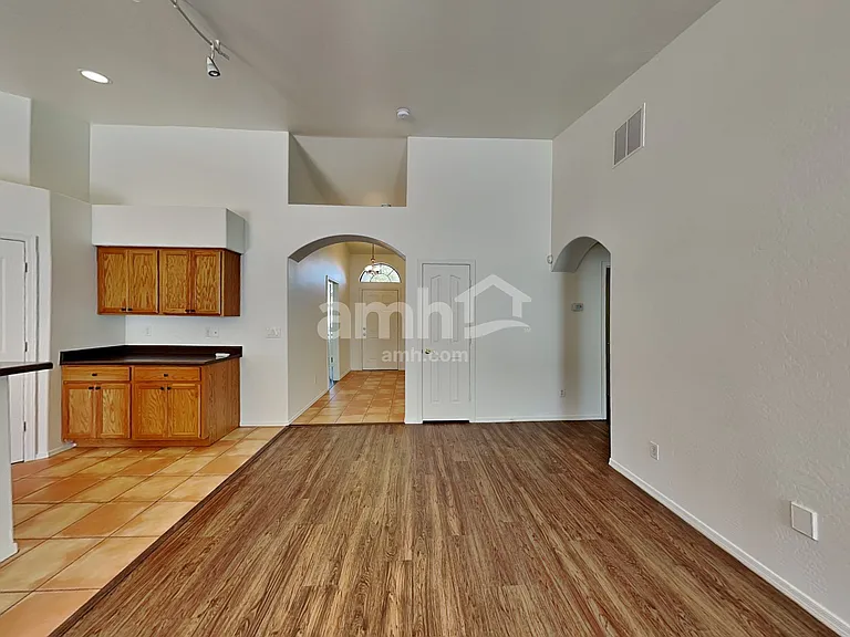 717 W Beth Dr — Photo 7