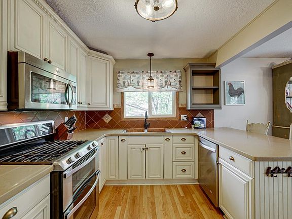 2nd image of 624 Thoreau Dr