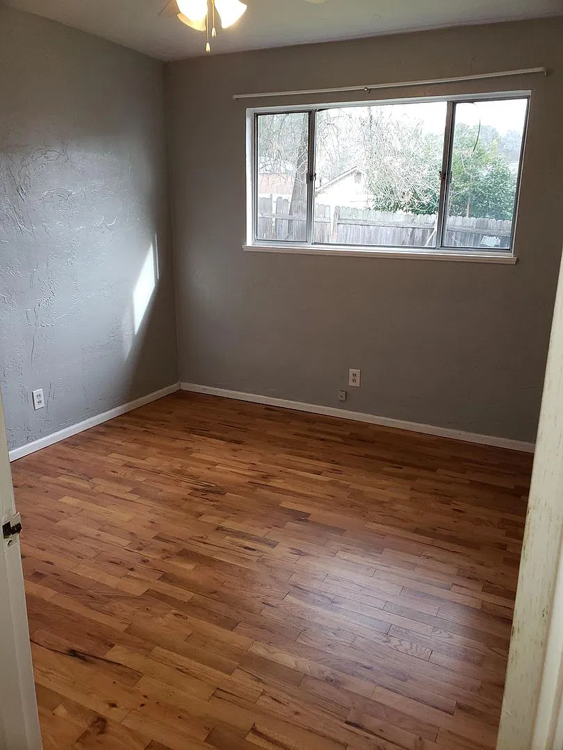 4 Bedroom Home in Quiet Neighborhood — Photo 4