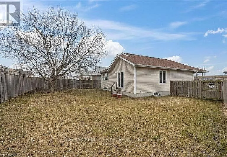 172 Macdougall Dr — Photo 36