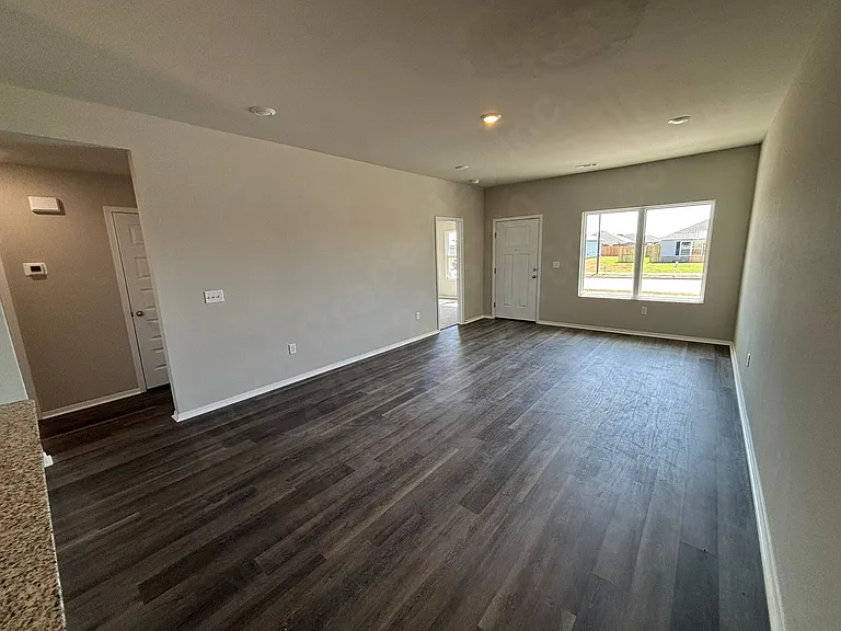 2713 Elliott St — Photo 4