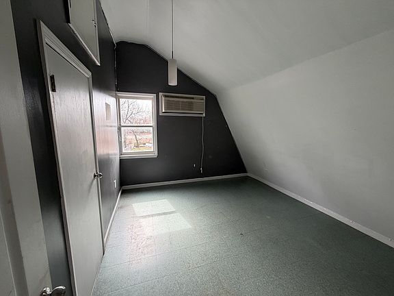 3rd image of 28 Montgomery St Floor 3