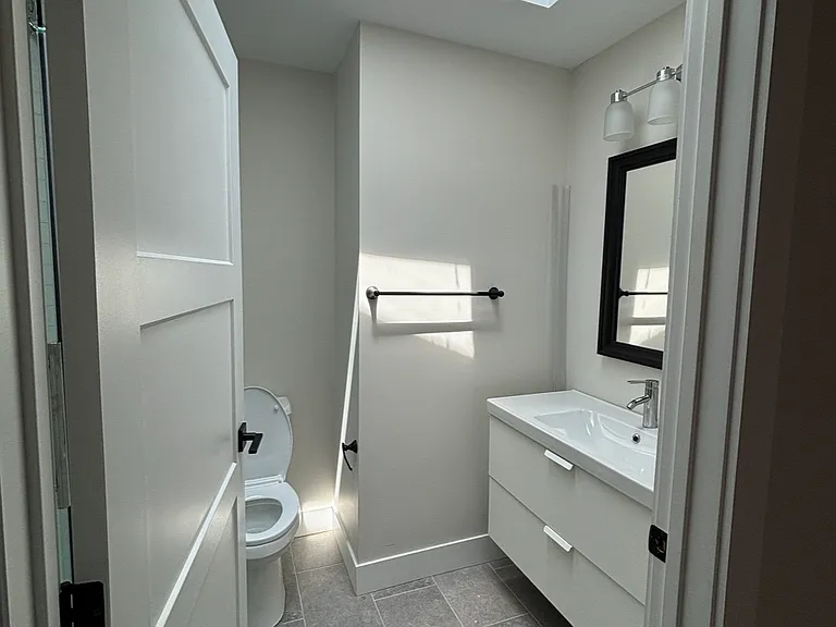 195 Queen St #1 — Photo 6