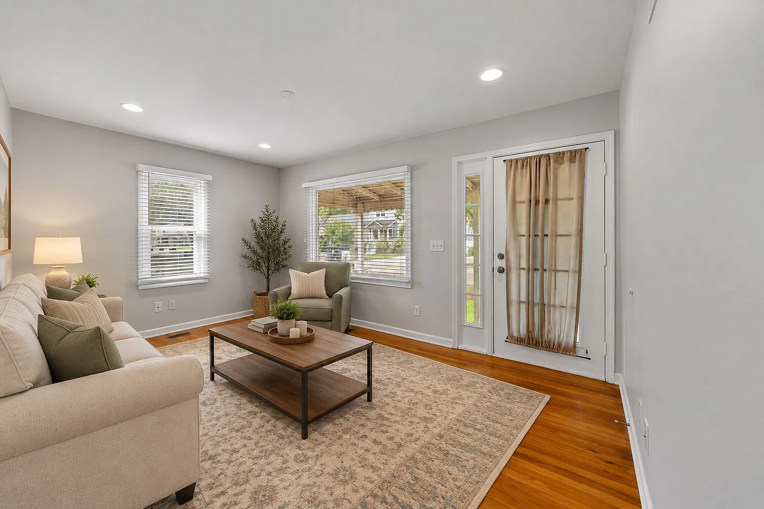 3 bed, 1200 sqft, $2,700 — Photo 1