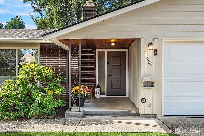 2nd image of 1825 Camas Avenue NE