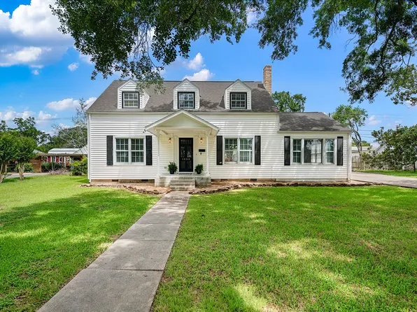 1008 Heights St, El Campo, TX 77437