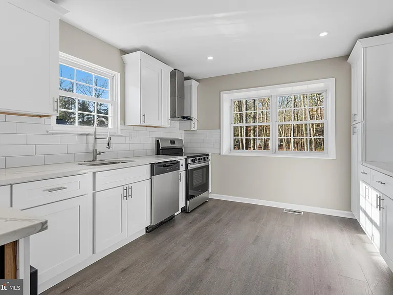 221 Oak Ln — Photo 15
