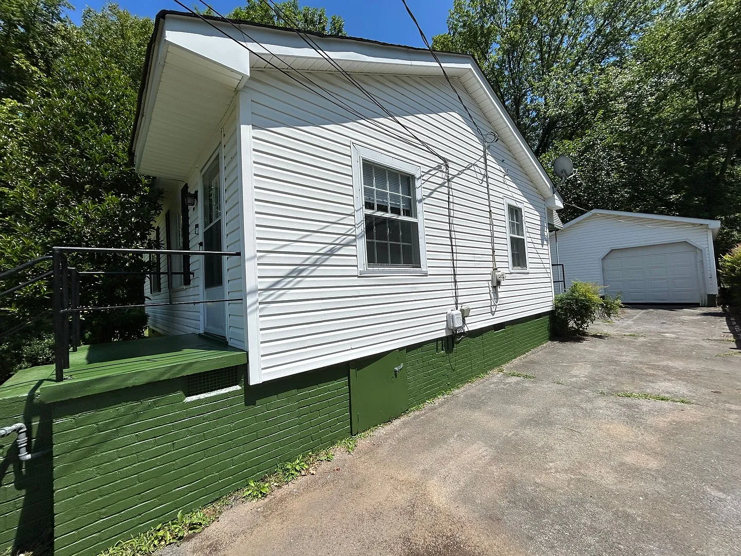 Cozy Cottage 2/1 House in South Rome- $995 — Photo 3