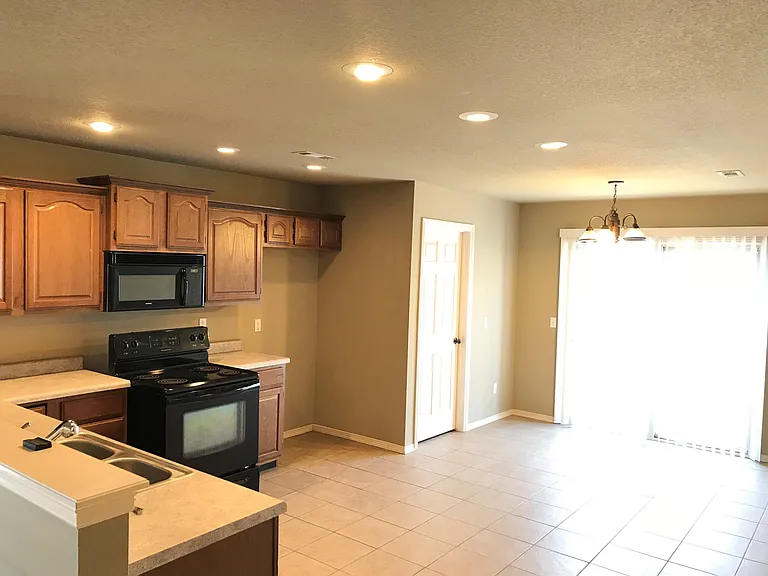 405 E Laurel Ave — Photo 3